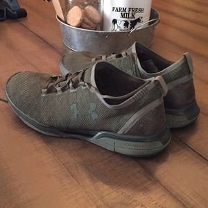 Under Armour Charged Army Green Size 3 